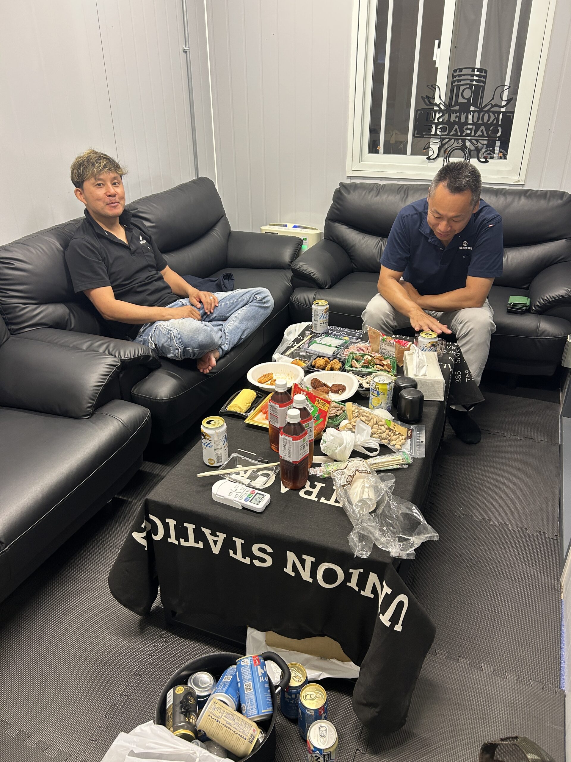 社員同士で話ている様子